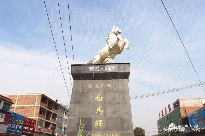 郸城这个镇路中间立匹马!繁荣景象,小妮来白马惊呆了