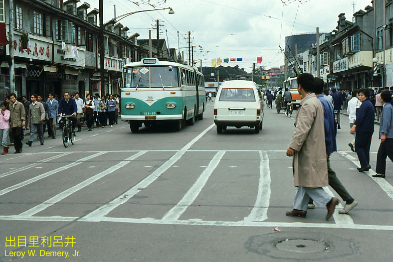 八十年代的上海老照片,踩在东海沿岸闪耀着无与伦比的繁荣骄傲
