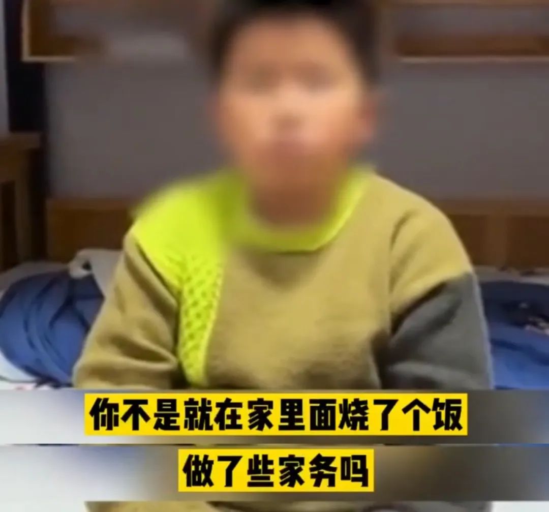 “妈妈真是个无用的中年妇女，她又不上班，竟然还指使爸爸晾衣服…...”