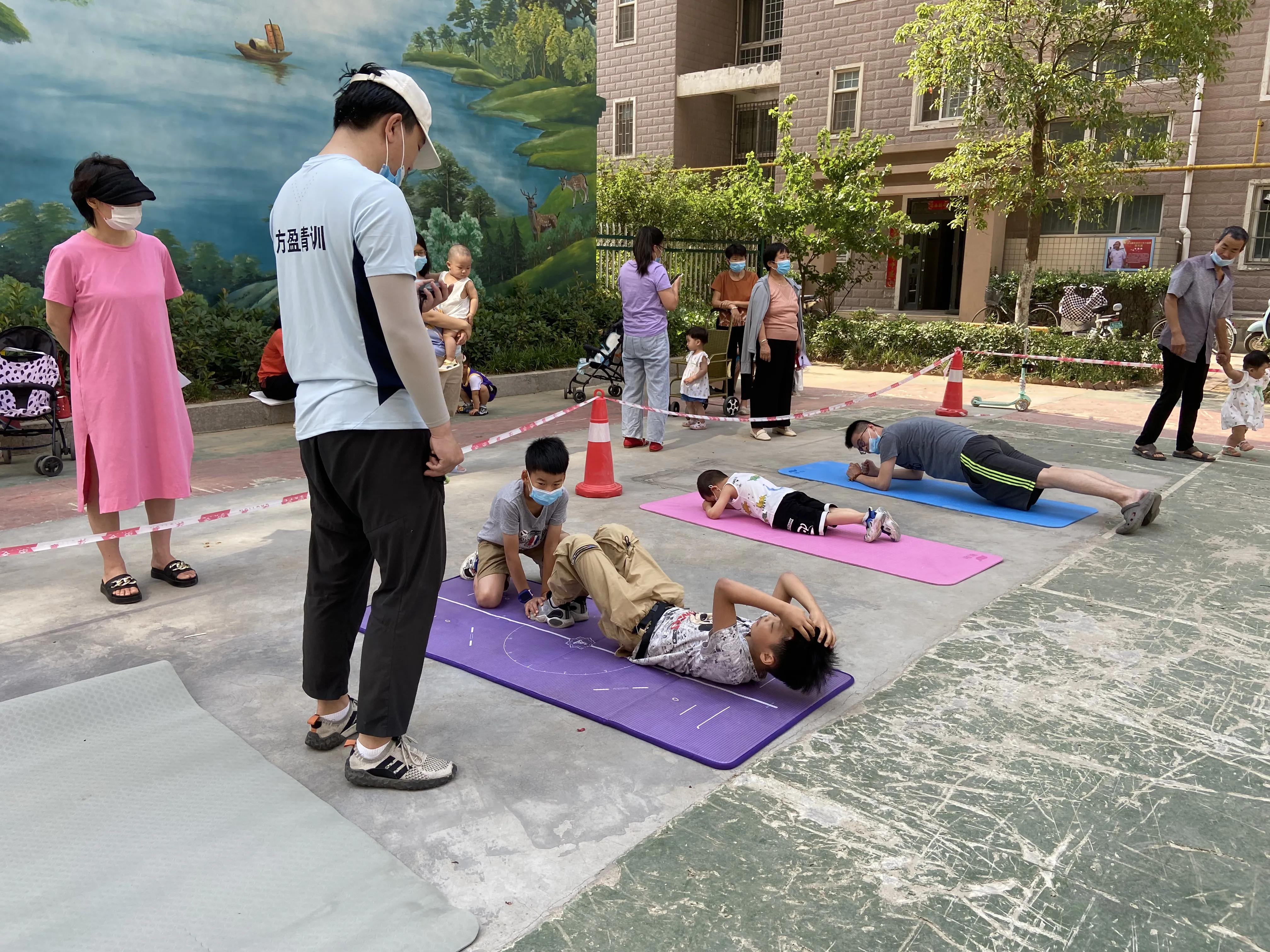 社区足球公益活动,大手拉小手共建美好家园社区活动