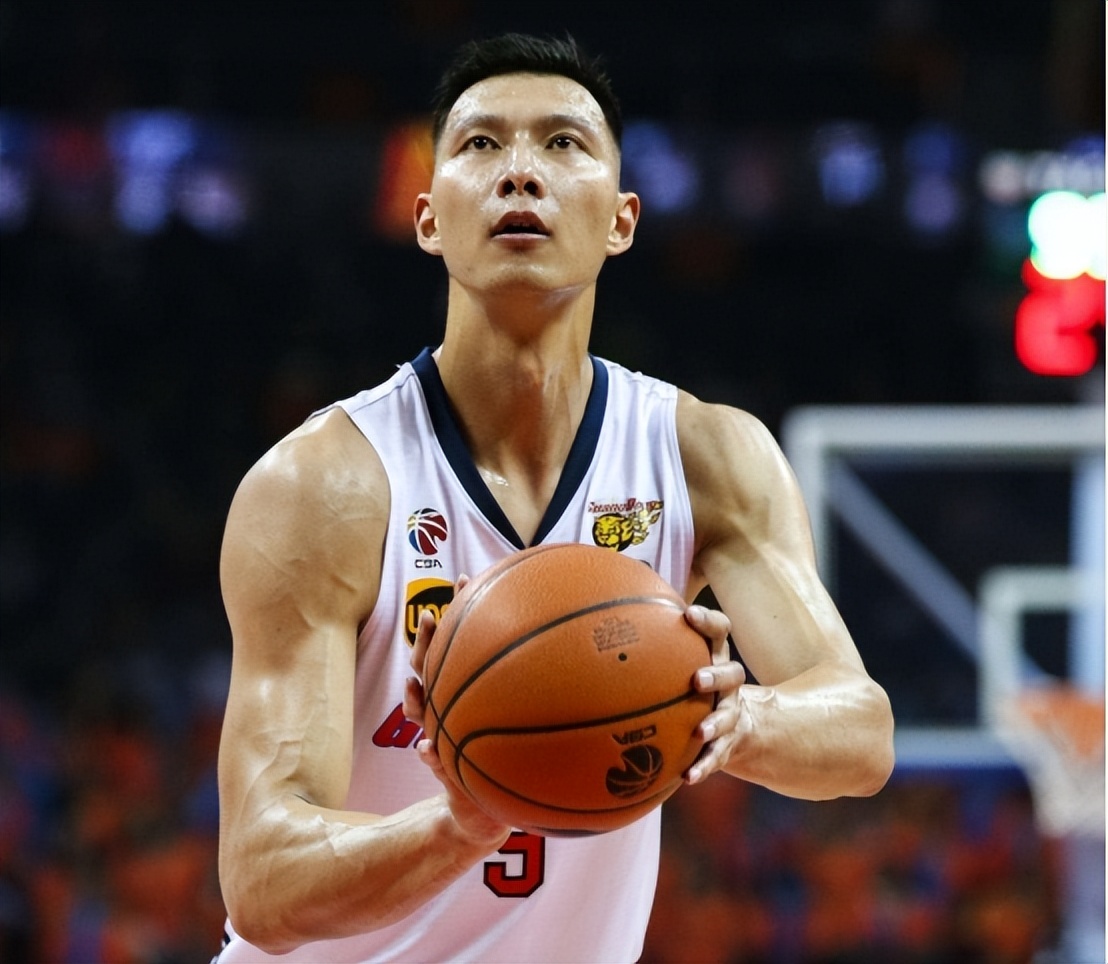 易建联与娇妻荆灵图片,易建联结婚生子了吗