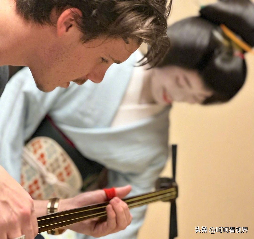 贝克汉姆笑得比结婚还开心,贝克汉姆笑起来