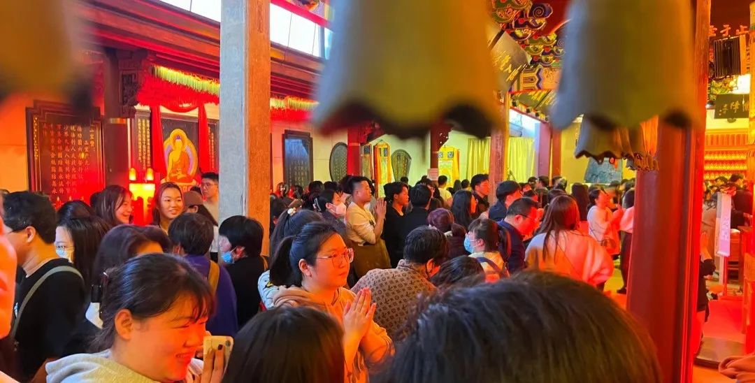 年轻人疯狂买彩票,彩票中了1800万这辈子够花了吗