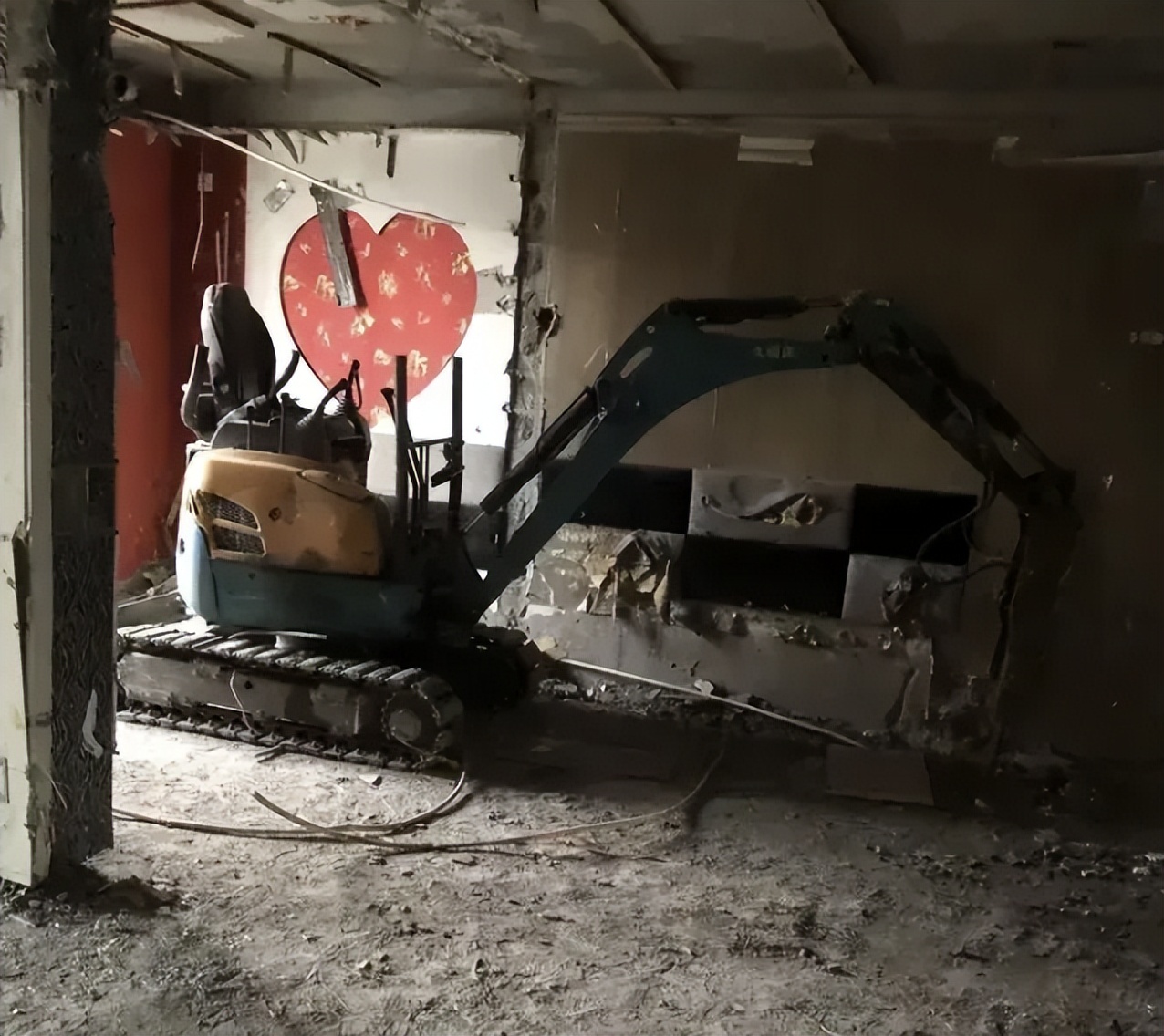 承重墙被拆业主哭诉无家可归,业主装修拆承重墙损失1.67亿