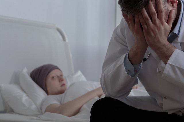 两月未互动，背后抓痕谜底，医生解释疥螨感染真相，挽救婚姻危机