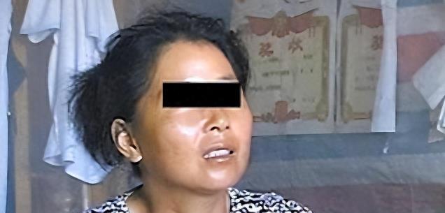 警方当场抓获狡猾女犯罪嫌疑人,警方抓获犯罪女性