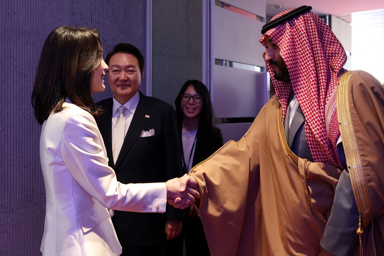 韩第一夫人真拼！峰会结束回国就营业，换新造型欢迎沙特王储真美