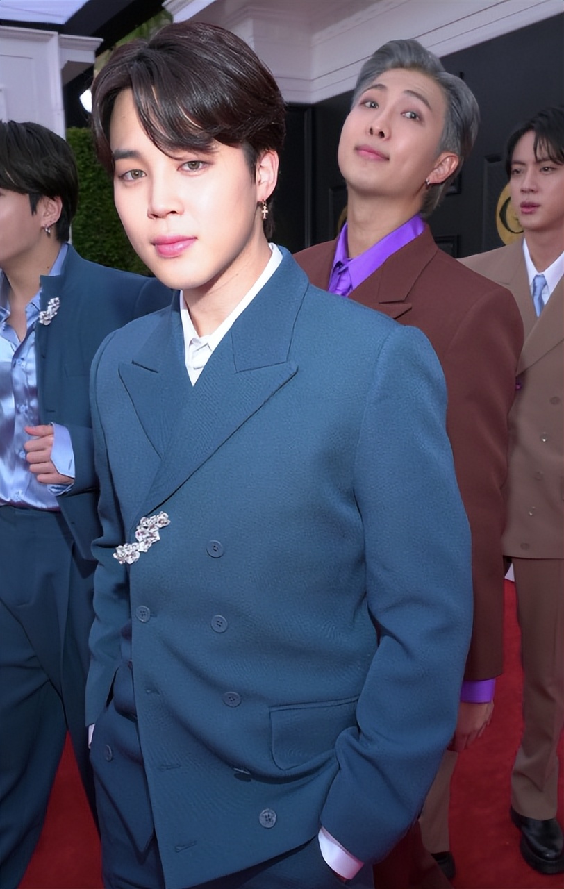 白人网红沉迷韩国流行文化，疯狂整容还做丁丁缩小术？