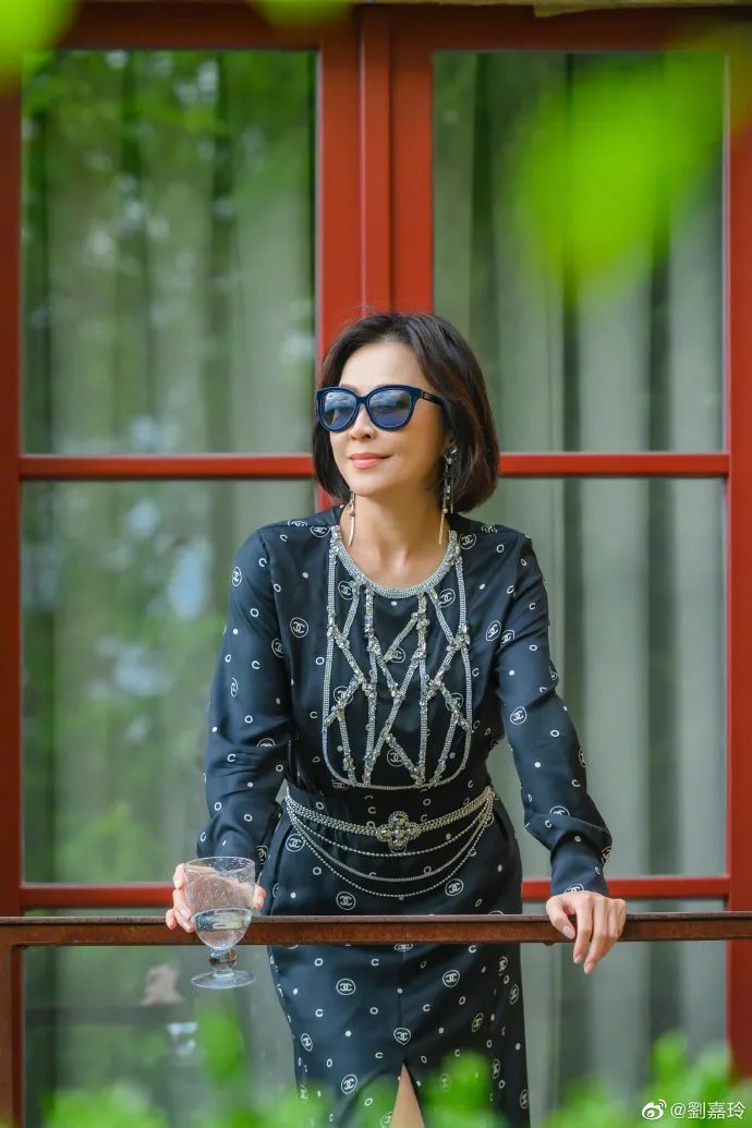 刘嘉玲与梁朝伟恩爱合照穿小香风,刘嘉玲梁朝伟红毯动图