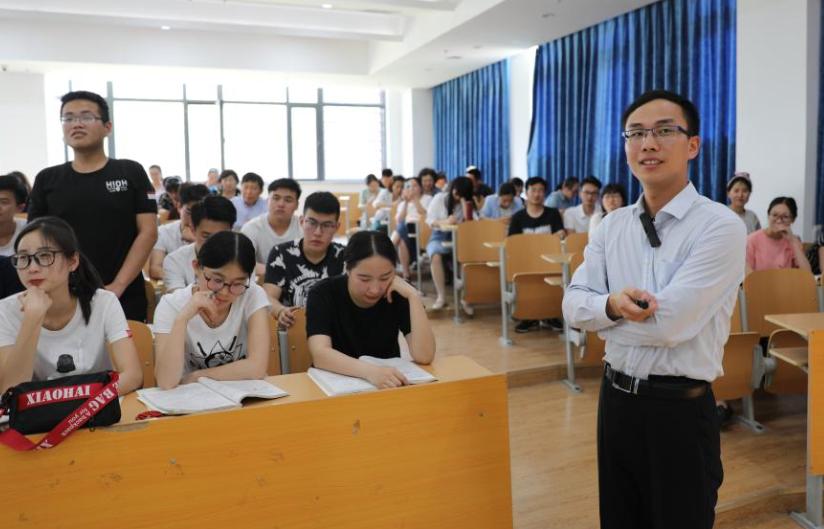 在编教师选择在乡镇好还是城里,小县城的教师好当吗