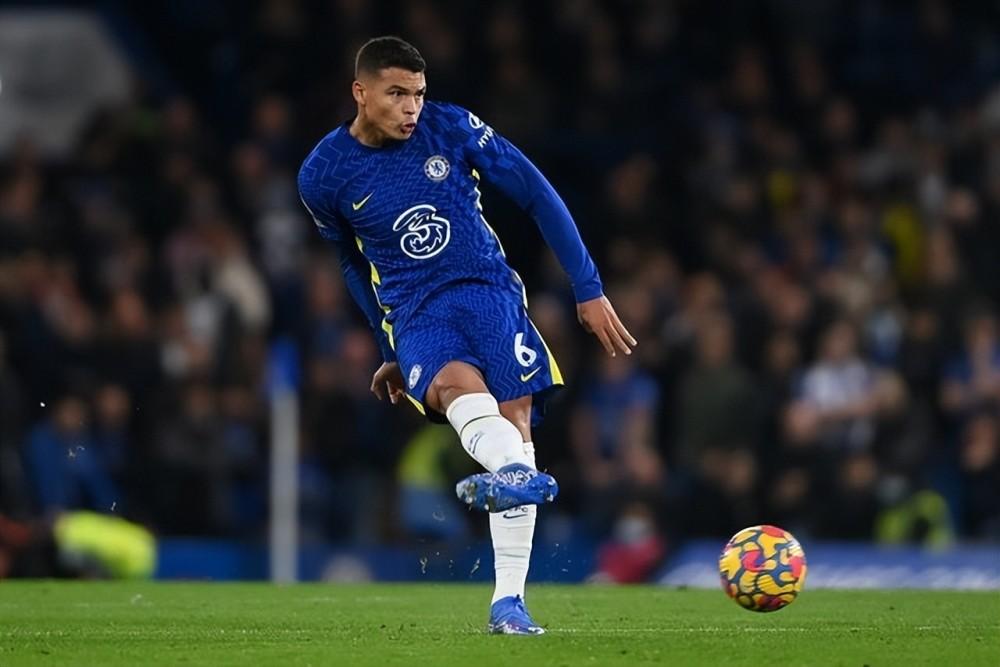 不退役！官宣续约！欧洲豪门留住球队核心，坦言踢到40岁