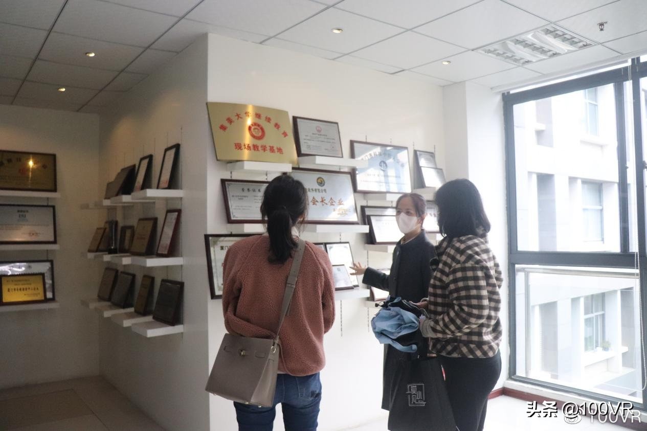 厦门市人社局走进凤凰创壹参观体验元宇宙最新技术