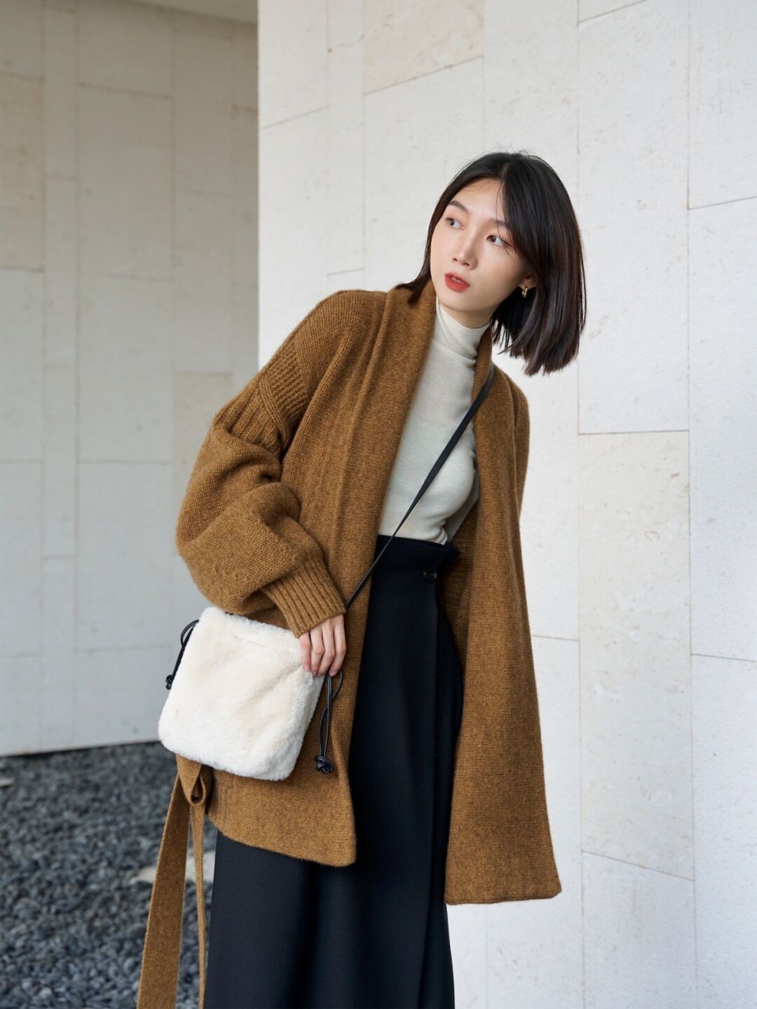 米白色薄款针织开衫内搭怎么搭配,红色针织开衫内搭什么比较好看