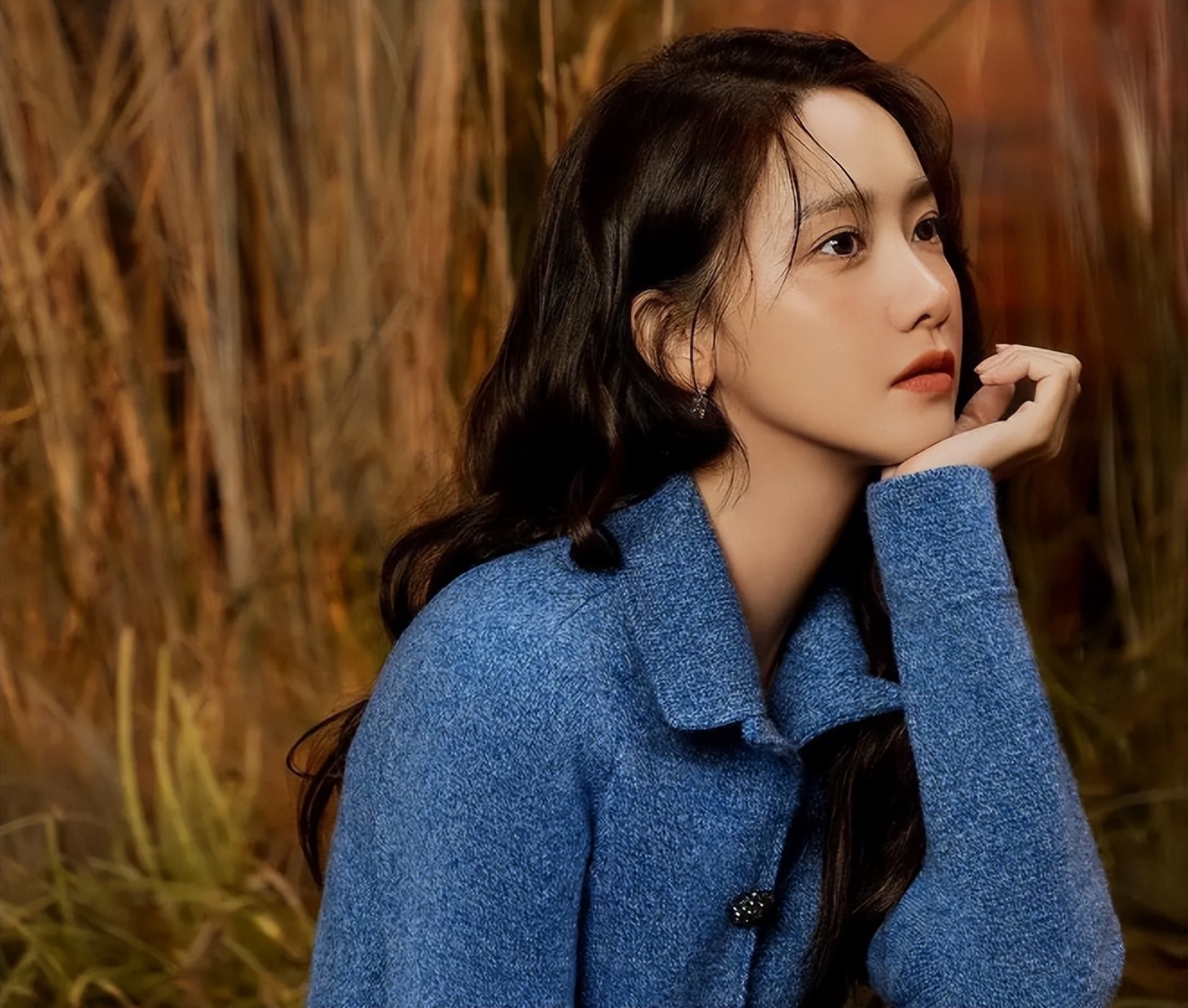 舞台上舔手摸*体下**，韩国人气女爱豆校庆表演被骂不堪入目？