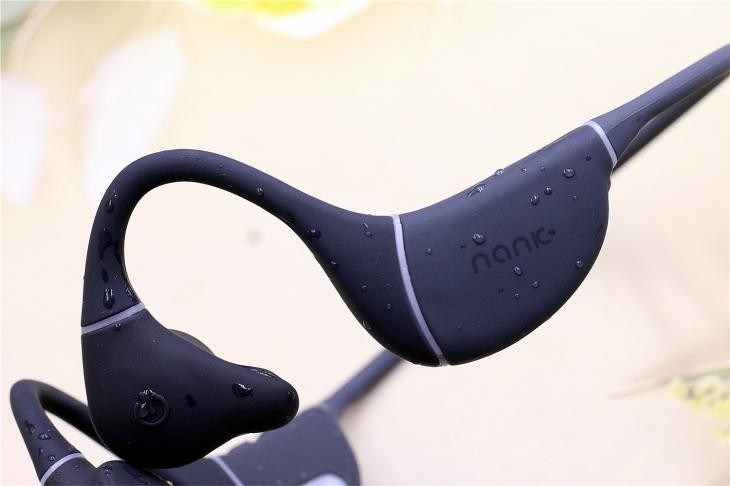 长期戴耳塞式耳机耳朵不舒服,戴耳机开始降噪耳朵不舒服