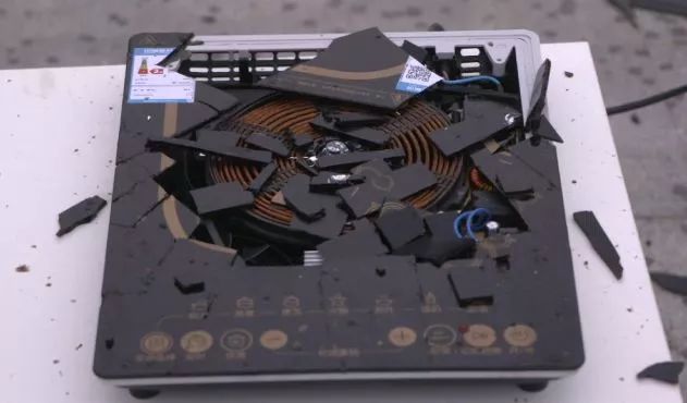 家中聚餐厨房突然爆炸,在吃饭时爆炸的尴尬瞬间