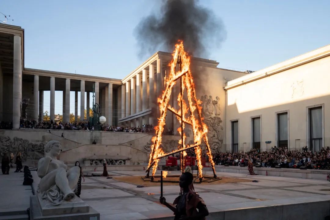 他被称时尚圈暗黑之王！神作爆红15年，侃爷以收藏他的桌子为傲？