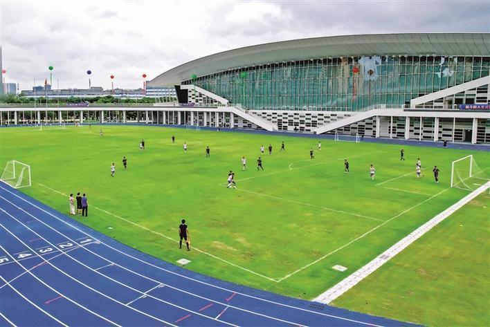 熬夜追着球何不来此踢一场——本期《朋友圈》评点龙华优质足球场