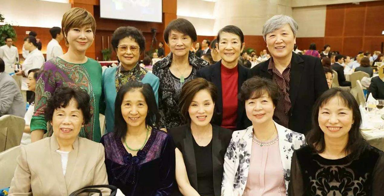 60岁倪夏莲淘汰19岁国乒新星,倪夏莲被米特兰姆逆转