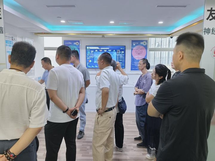 四川闽南商会走进新新盛唐集团，一生健康从“头”开始