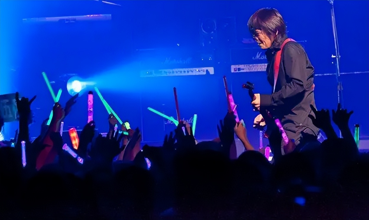 伍佰神级演唱会大合集,伍佰为什么被称为摇滚皇帝