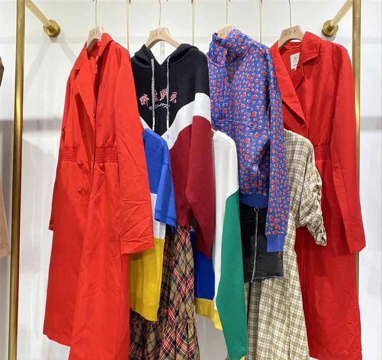 乐町女装2023新款棒球外套,乐町短款连帽女装