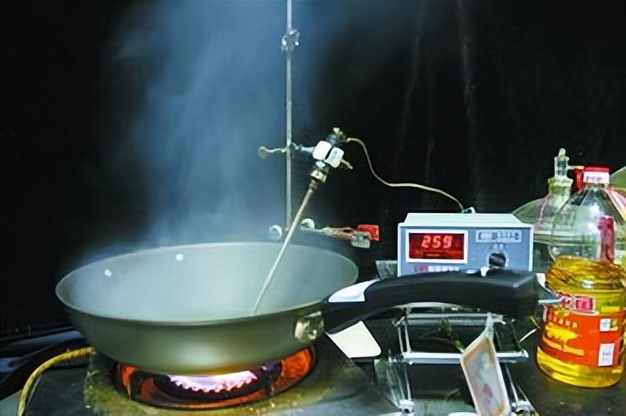 不粘锅涂层轻微刮出条印有毒吗,不粘锅涂层危害视频