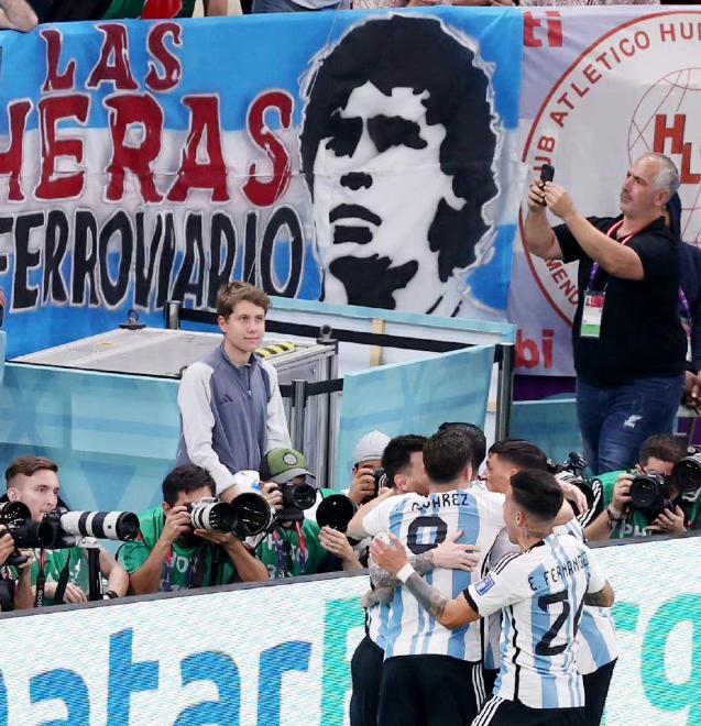 梅西指天缅怀马拉多纳,梅西进球球迷激动落泪