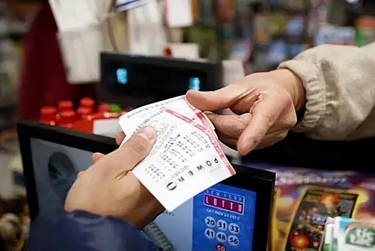 小伙卖彩票一年挣80亿,靠彩票一夜暴富走上人生巅峰