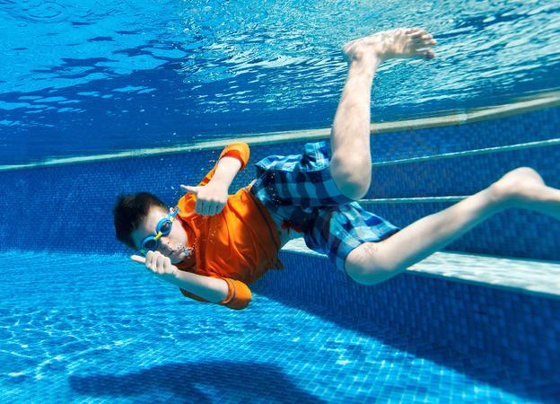 男子携妻小去水上乐园后感染“难言之隐”？夏天还能安全玩水吗？