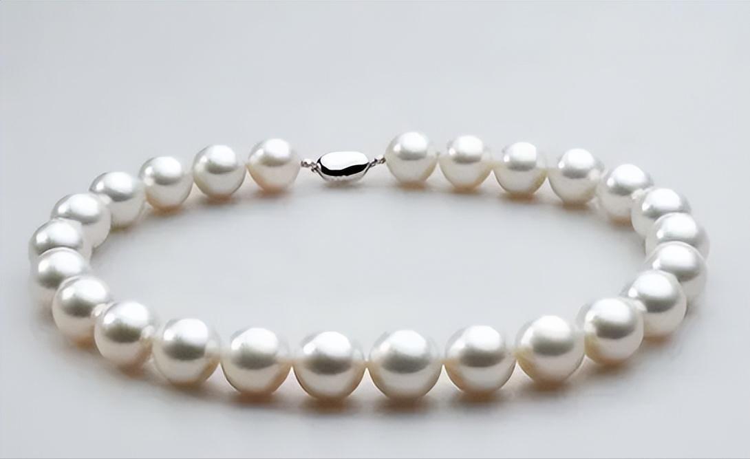 长型粉珍珠项链会不会太显老,戴什么款式珍珠项链不会显老