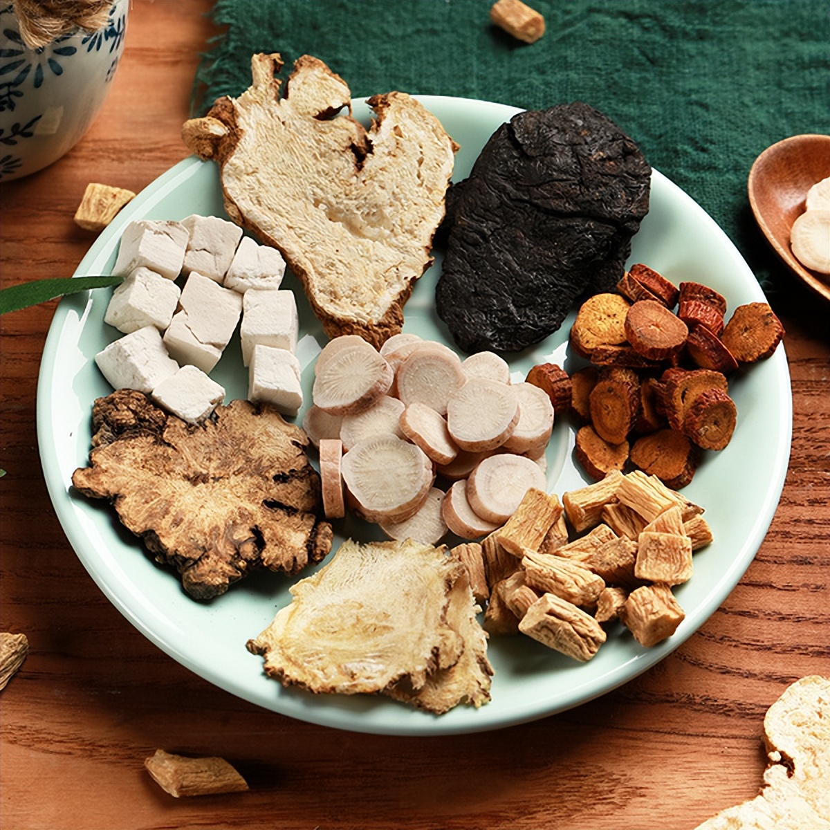 脾胃差气血亏吃补中益气汤有效吗,女人气血不足容易晕煲什么汤调理