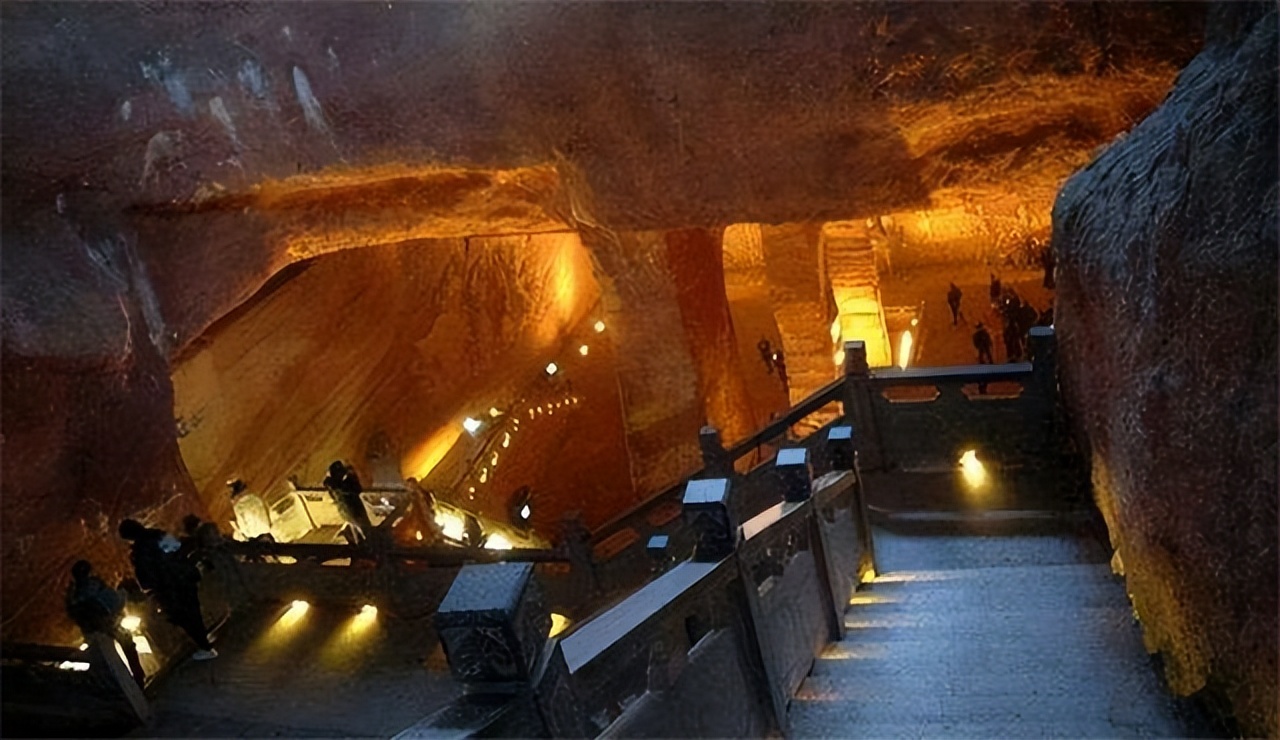 浙江水塘抽干发现宫殿,水潭被村民抽干后惊现千年宫殿