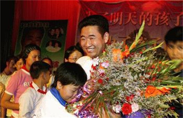 邢丹葬礼与老公丛飞合葬,深圳玫瑰丛飞邢丹怎么死的