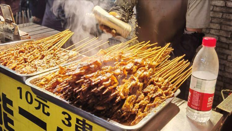 假期被大鱼大肉“齁”到了？快来小吃街换换口味吧