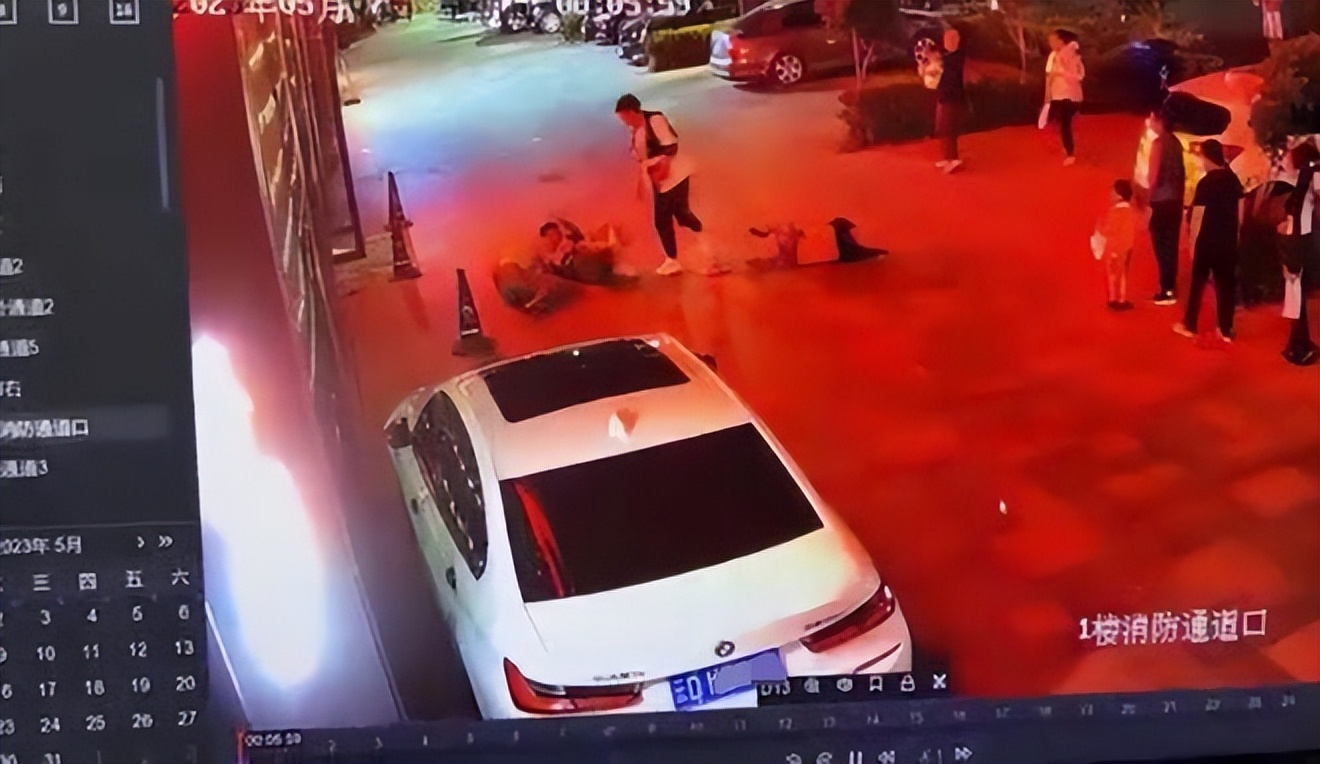 男子酒吧门口对女孩拳打脚踢当事人叔叔：肇事者称有“关系”拒绝道歉，其妈妈是当地网红