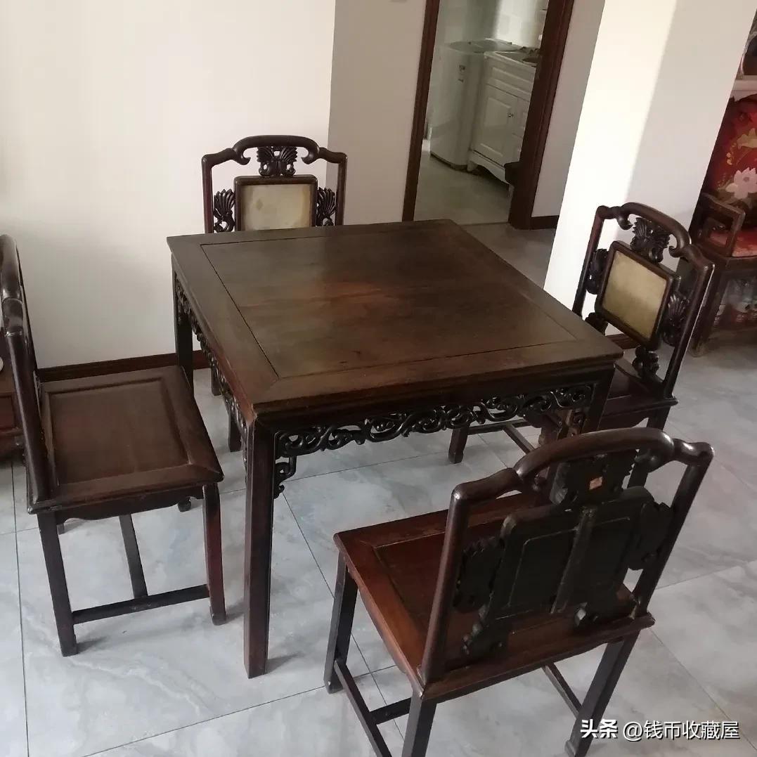 老板送的八仙桌椅竟能值1万块，老人将其翻新后却一文不值