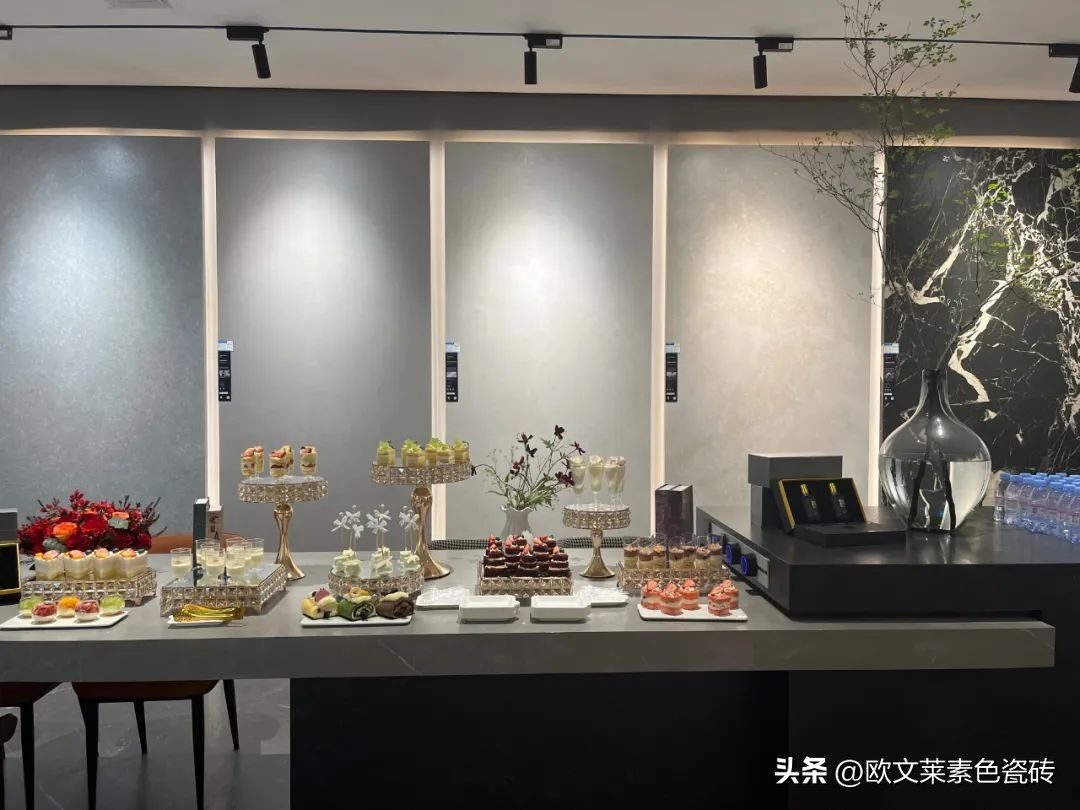 欧文莱加盟商高质量发展峰会成都启幕，门店新基建全面启动