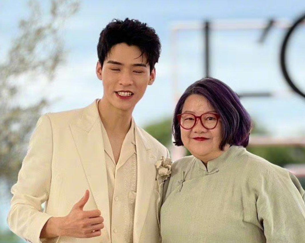 洪晃晒和龚俊闭眼合照被粉丝围攻,洪晃朱一龙龚俊