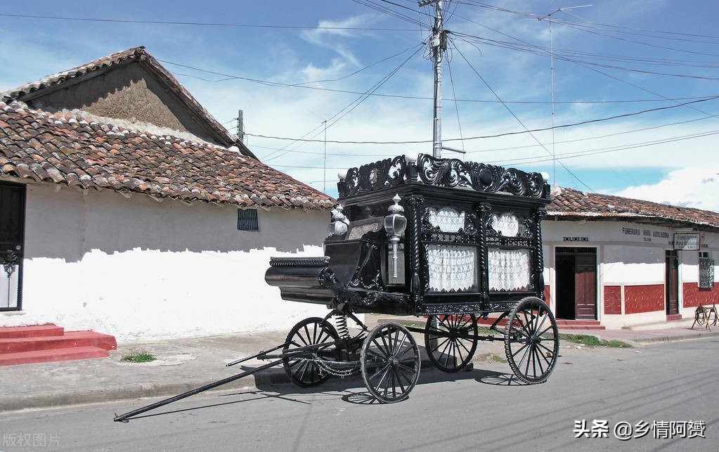 无人区遭遇狼群躲在车里,遭遇狼群袭击躲进房车里安全吗