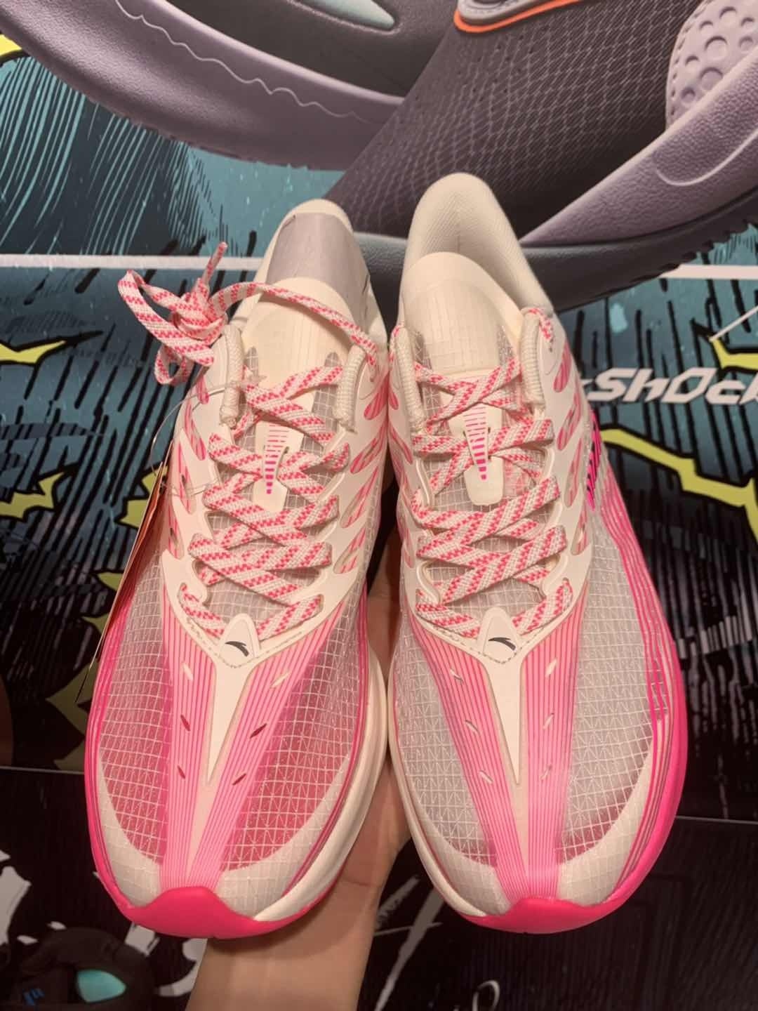 谷爱凌同款跑鞋太帅了，镂空跑鞋科技感强，安踏设计赶超李宁？