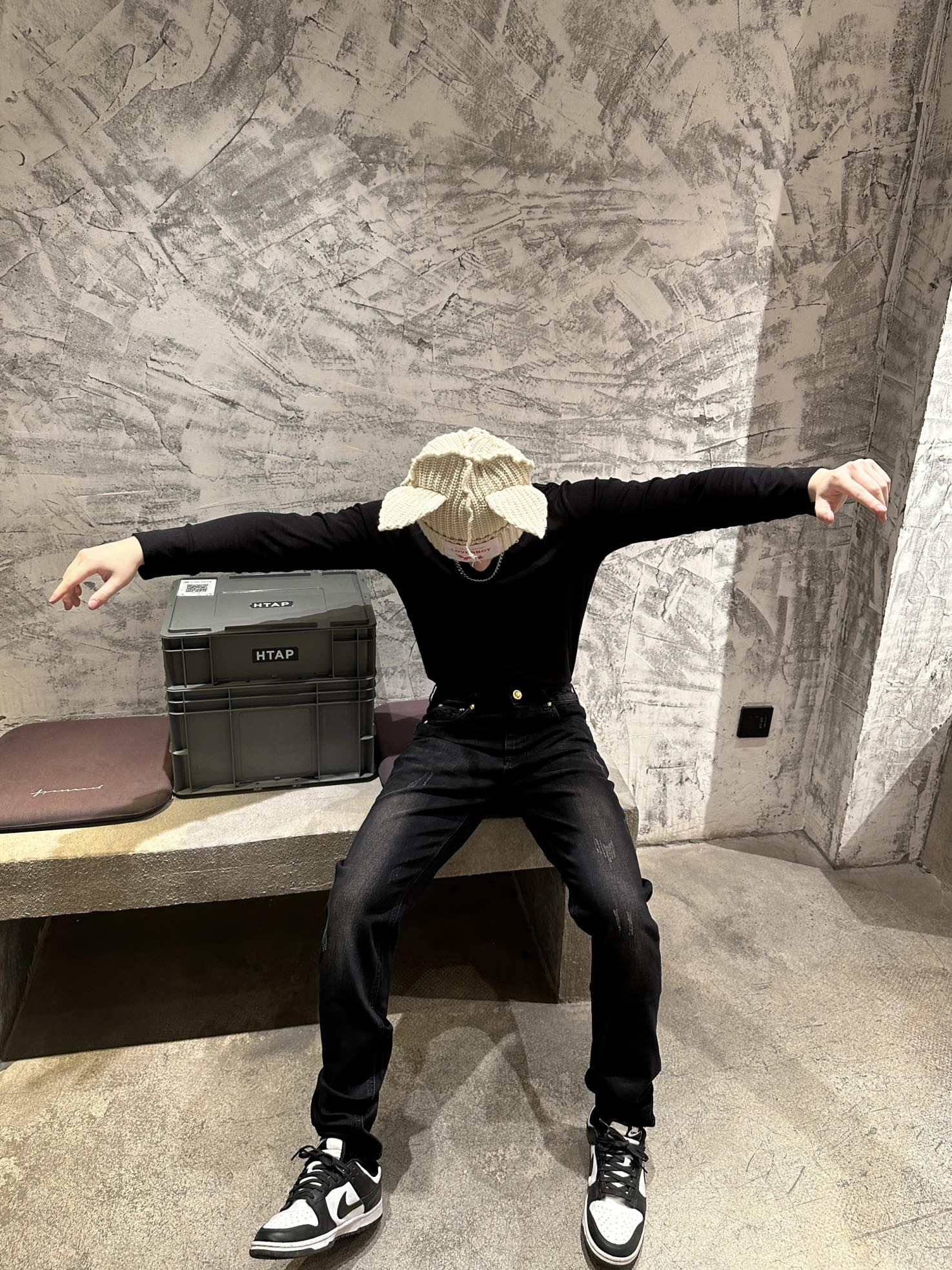 范思哲牛仔裤男款印花图案,大牌牛仔裤男款范思哲