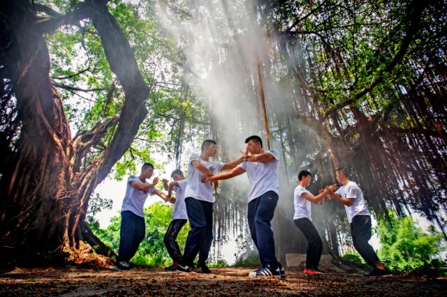 鹤山龙舟赛网红小哥哥男儿当自强,鹤山龙舟赛网红小哥哥一夜爆火