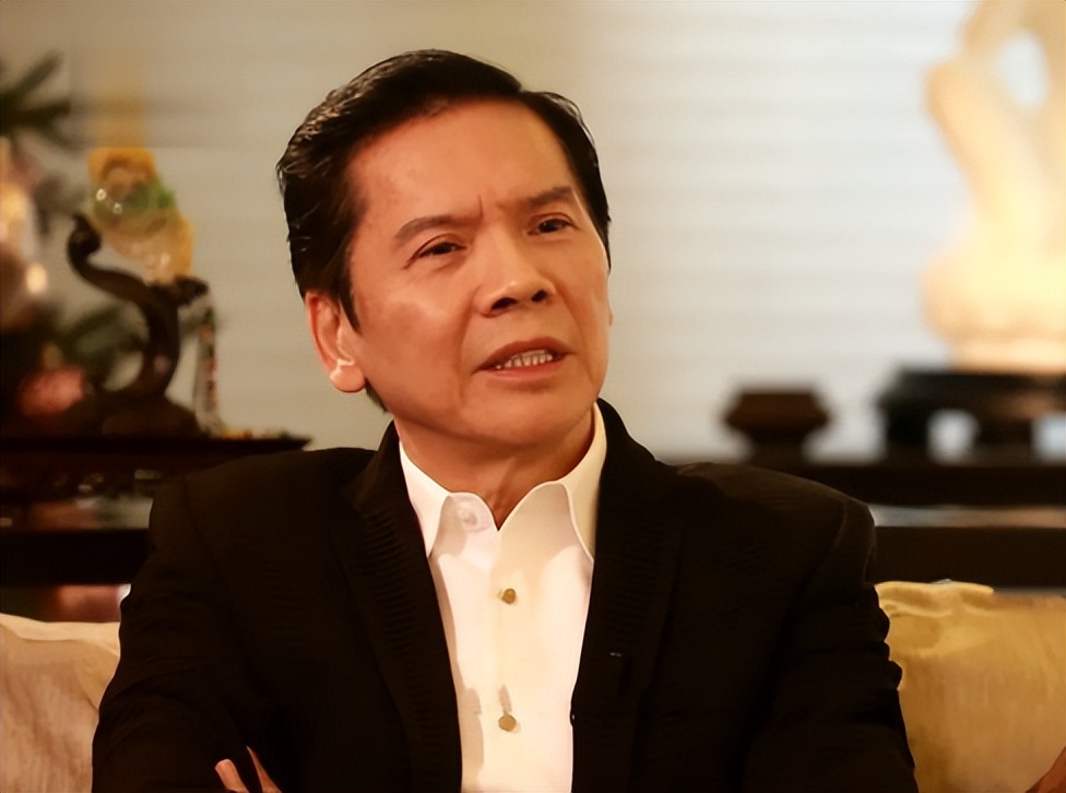 只手遮天向华强：为刘德华撑腰跟周星驰反目，娶走陈岚风生水起