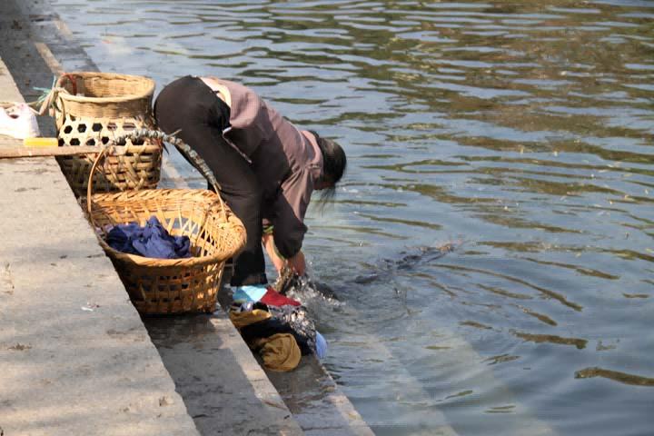 农妇洗衣服,农妇河边洗衣服引争议