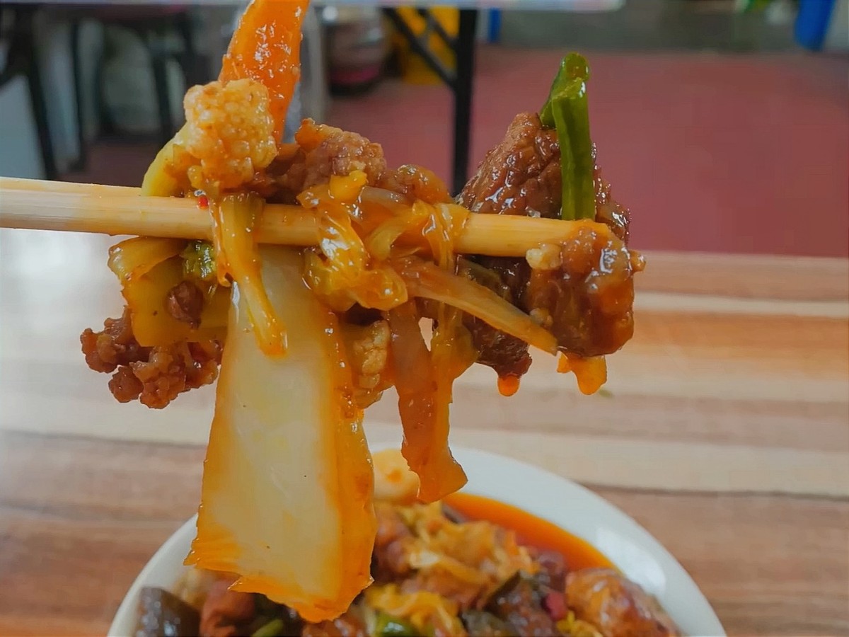 河北农村小馆子，开在村口集装箱，10元管够吃，烙饼炖菜真香