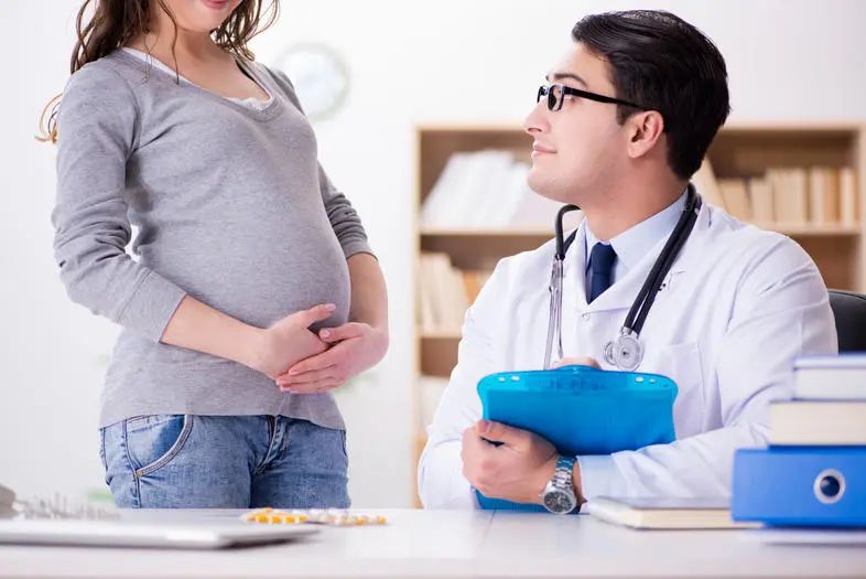 农村医生给孕妇剖腹产,28岁孕妇剖腹产孩子刚出生