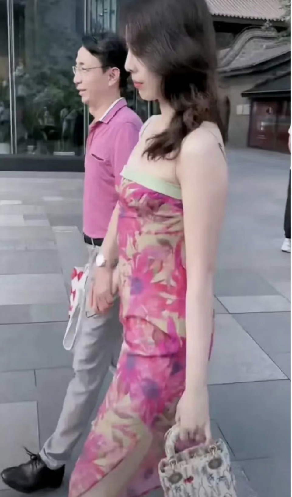 董小姐首次作出回应：半夜不睡觉玩微博，点赞追责摄影师新闻