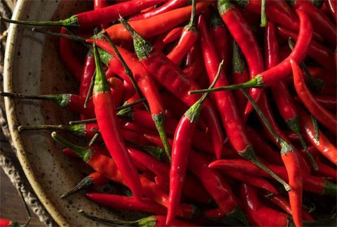 辣椒多了吃不完怎么办,夏季辣椒吃不完的储存方法