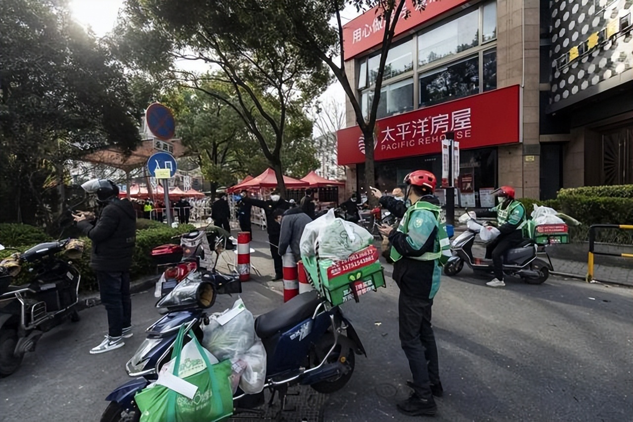 上海同城跑腿日薪过万,上海外卖小哥露宿街头